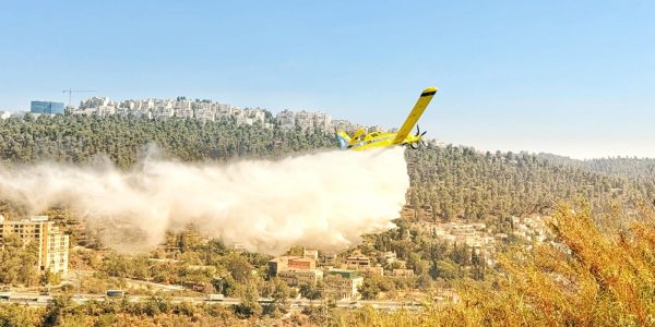 פעולות הכיבוי בשריפה במבשרת   צילום: כבאות והצלה