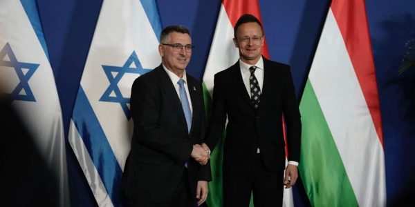 השר סער בהונגריה