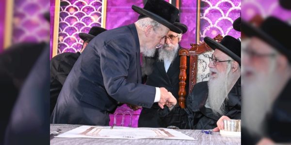 הרב גרשון לידר ז"ל
לפני כחודש בצל רבו האדמו"ר מצאנז שליט"א    צילום: משה גולדשטיין