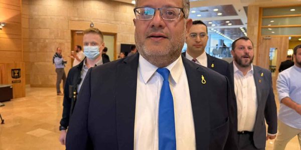 בן גביר עונד את הסיכה