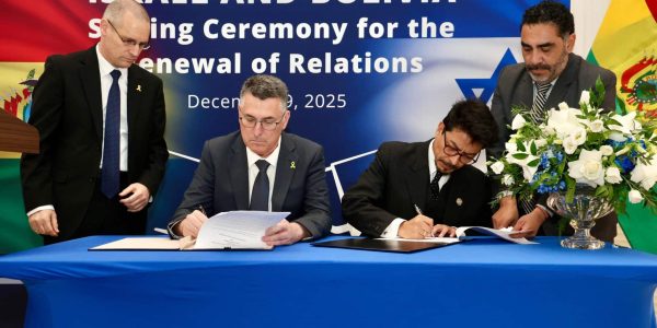 החתימה על ההסכם   צילום: שמוליק עלמני