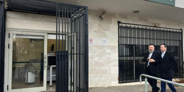 חברי הכנסת בכניסה לכלא הצבאי