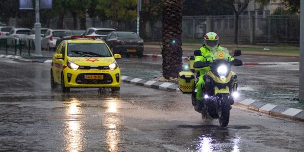 צוותי מד"א פועלים בסופה