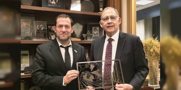 ראש מועצת שומרון מעניק תחריט של נופי השומרון ליו"ר וועדת החקלאות בסנאט. צילום: מועצה אזורית שומרון.