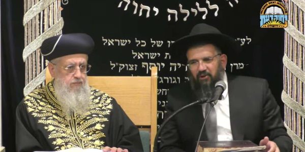 הרב ארז אלחרר לצידו של הראשון לציון הגר"ד יוסף