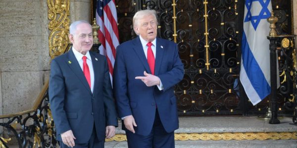 ראש הממשלה בנימין נתניהו מתקבל על ידי נשיא ארה״ב דונלד טראמפ במאר-א-לאגו. צילום: עמוס בן גרשום/ לע״מ.