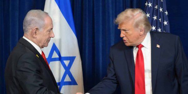 ראש הממשלה בנימין נתניהו עם נשיא ארה״ב דונלד טראמפ במאר-א-לאגו. צילום: עמוס בן גרשום/ לע״מ.