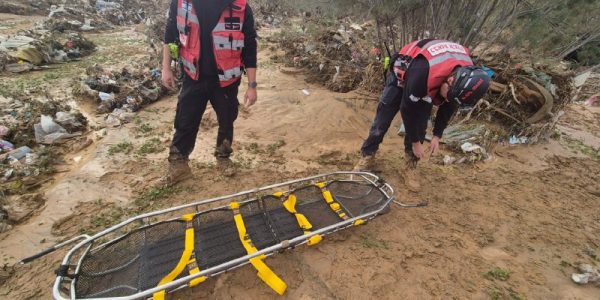 ההכנות להוצאת גופת הנעדר שאותר מהנחל  צילום: כבאות והצלה