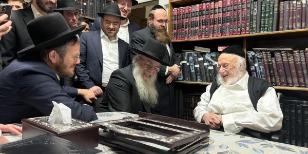 הגר"ש קמינצקי במעונו של הגרב"ד פוברסקי. צילום: שוקי לרר