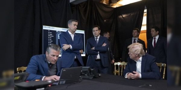 טראמפ בחדר המצב. צילום: הבית הלבן