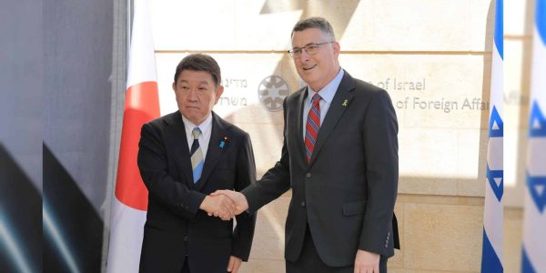 השר סער עם עמיתו היפני   צילום: עוז שכטר/לע"מ