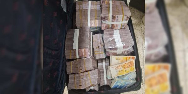 מזוודות הכסף שנתפסו. צילום: דוברות המשטרה