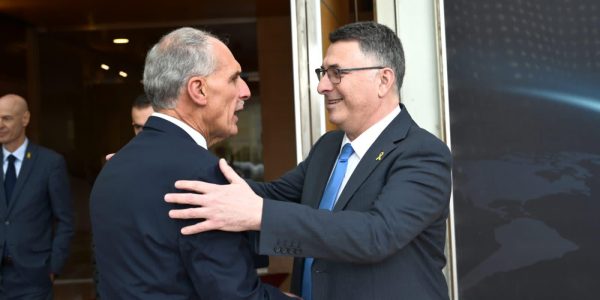 נשיא הונדורס הנבחר, נאסרי ״טיטו״ אספורה, עם שר החוץ גדעון סער. צילום: שלומי אמסלם/ לע"מ