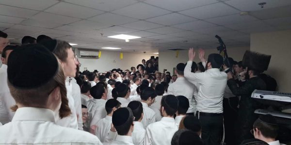 החגיגת לאחר שובו של הבחור מהכלא הצבאי   צילום: קובי ישראל