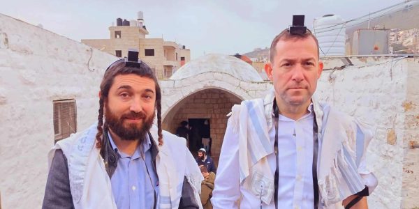 יוסי דגן וצבי סוכות בתפילה  צילום: רועי חדי