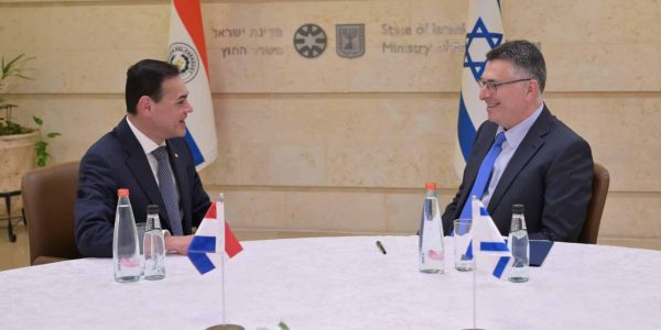 השר סער עם שר החוץ של פרגאווי   צילום: שלומי אמסלם/לע"מ