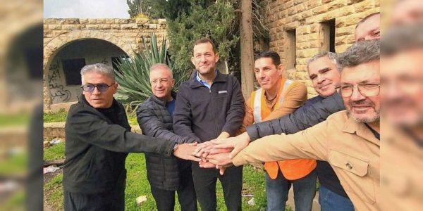 אנשי חברת החשמל עם יוסי דגן   צילום: רועי חדי