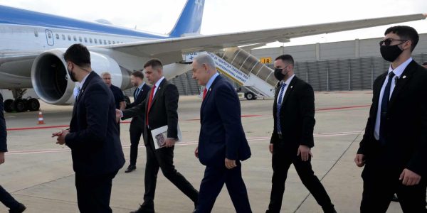 נתניהו בדרך למטוסו   צילום: אבי אוחיון/לע"מ