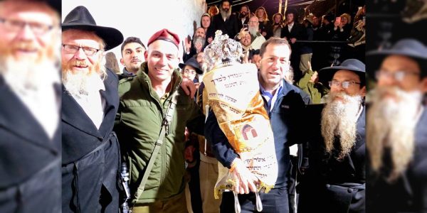 הכנסת ספר תורה לקבר יוסף   צילום: רועי חדי