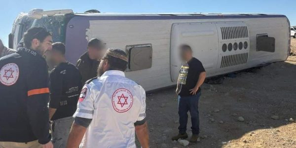 האוטובוס שהתהפך באזור מצפה רמון  צילום: מד"א