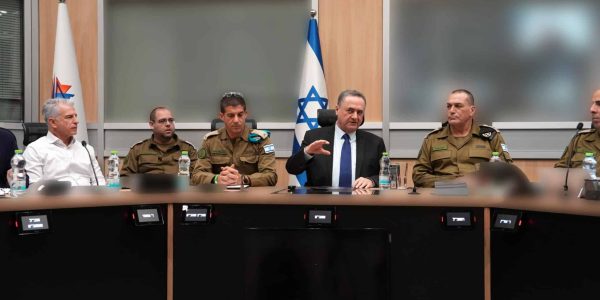 שר הביטחון בהערכת מצב  צילום: אריאל חרמוני, דוברות משרד הביטחון