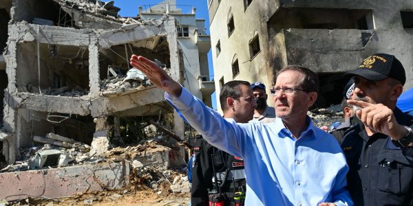 הנשיא באתר ההרס בתל אביב  צילום: קובי גדעון, לע"מ