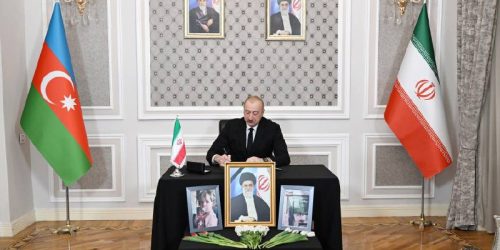 נשיא אזרבייג'ן חותם על מכתב ניחומים לאחר חיסולו של חמינאי. צילום: סעיף 27