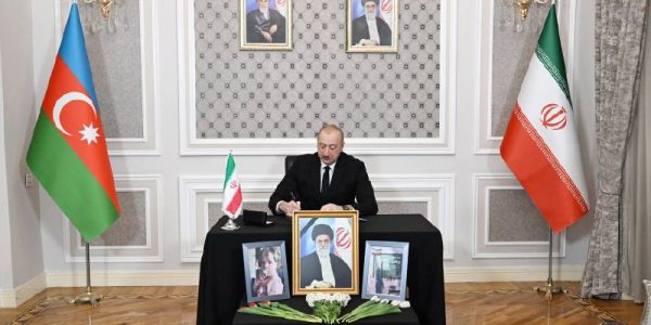 נשיא אזרבייג'ן חותם על מכתב ניחומים לאחר חיסולו של חמינאי. צילום: סעיף 27