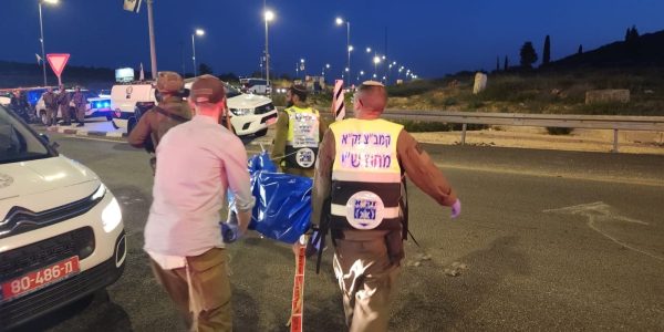 זירת הפיגוע בצומת תפוח. צילום: זק"א