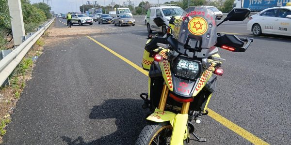 אחת מזירות הנפילה במרכז  צילום: מד"א