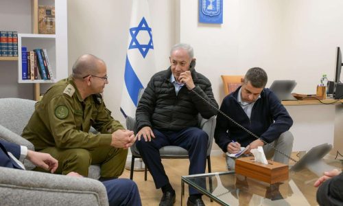 ראש הממשלה בנימין נתניהו כשלצידו זיו אגמון ומזכירו הביטחוני רומן גופמן. צילום: מעיין טואף/ לע״מ.