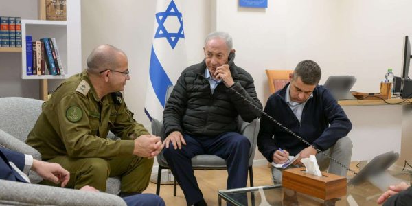 ראש הממשלה בנימין נתניהו כשלצידו זיו אגמון ומזכירו הביטחוני רומן גופמן. צילום: מעיין טואף/ לע״מ.