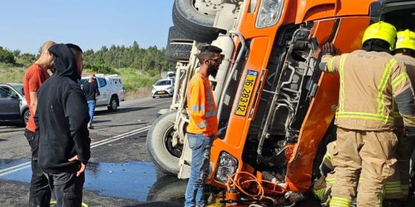 המשאית שהתהפכה במחלף לטרון  צילום: מד"א