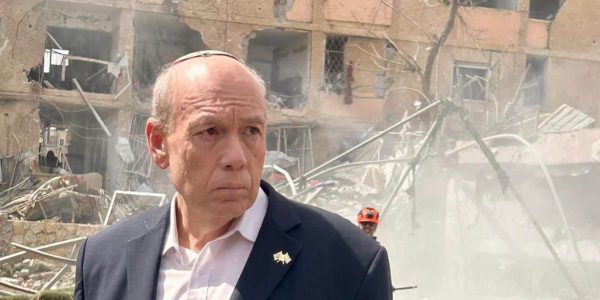 המבקר אנגלמן באחת מזירות הנפילה בדרום