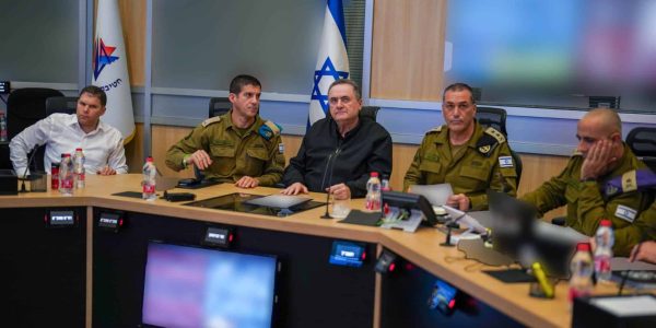 שר הביטחון ישראל כ"ץ והרמטכ"ל זמיר בהערכת מצב בבור. צילום: אריאל חרמוני/משרד הביטחון