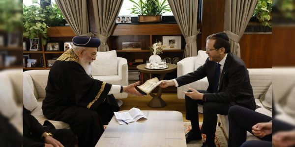 הגרש"מ עמאר במכירת חמץ בבית הנשיא