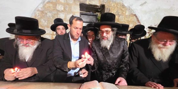 אב"ד ויז'ניץ בקבר יוסף   צילום: רועי חדי