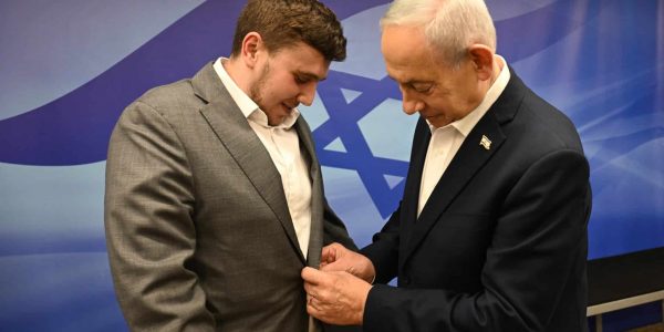 נתניהו עם ארי שפיץ שישיא משואה  צילום: חיים צח/לע"מ