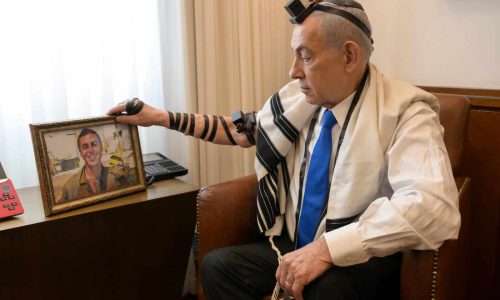 ראש הממשלה בנימין נתניהו מניח את התפילין של לוחם גולני, סמ״ר שון כרמלי ז״ל, שנפל במבצע ״צוק איתן״.  צילום: מעיין טואף/ לע״מ.