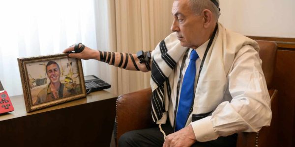 ראש הממשלה בנימין נתניהו מניח את התפילין של לוחם גולני, סמ״ר שון כרמלי ז״ל, שנפל במבצע ״צוק איתן״.  צילום: מעיין טואף/ לע״מ.