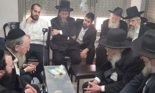 הגר"י אייכנשטיין בבית משפחת שפיגל. באדיבות המצלם