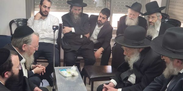 הגר"י אייכנשטיין בבית משפחת שפיגל. באדיבות המצלם