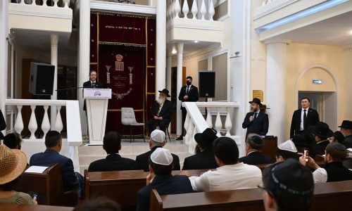 הרצוג בבית כנסת בקזחסטן צילום: חיים צח/לע"מ