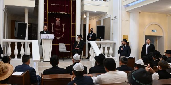 הרצוג בבית כנסת בקזחסטן צילום: חיים צח/לע"מ