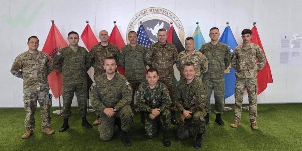 חיילים מקוסובו ואלבניה עם חיילים אמריקנים במפקדה בקריית גת