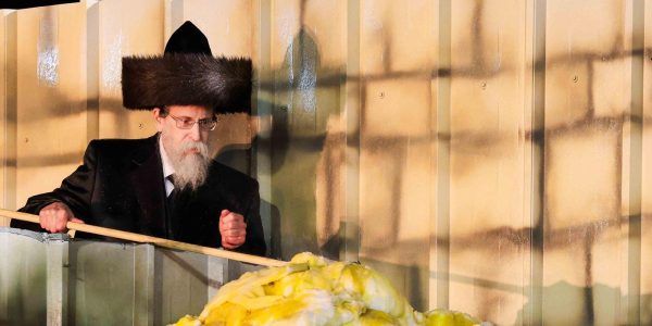כ"ק האדמו"ר מבאיאן בהדלקה. צילום: דוב בער הכטמן
