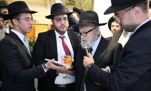 הגאון רבי משה צרף זצ"ל בברכה הערב בחופת נכדו. צילום: יעקב כהן