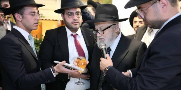 הגאון רבי משה צרף זצ"ל בברכה הערב בחופת נכדו. צילום: יעקב כהן