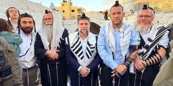 תפילת שחרית בקבר יוסף   צילום: רועי חדי