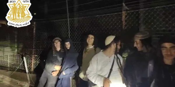 הפעילים ליד הגדר